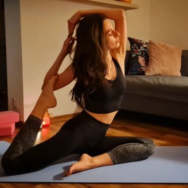 Laura Stanciuc. Instructor Yoga