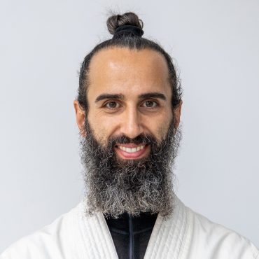 Alin Gavrilescu. Instructor Aá¹£á¹­Ä�á¹…ga & Aerial Yoga. Gong Master. Consultant Ayurveda & Optimizare HolisticÄƒ