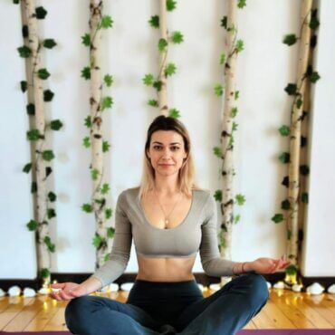 Elena Dumitru. Instructor Yoga