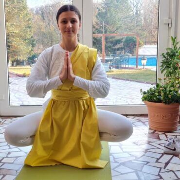 Veronica Mathew. Profersor Nirvana Yoga