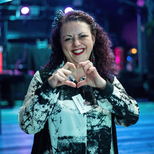 Cristina Tișu. Facilitator de conexiuni autentice și dezvoltare prin relaționare. Organizator și fondator Dincolo de măști